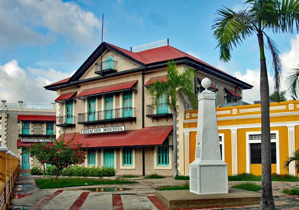 Estacion Montoya offices and courtyard statue